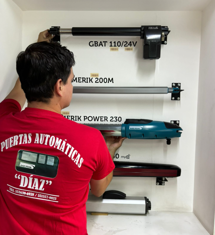 técnico visualizando motores de puertas automaticas de garage