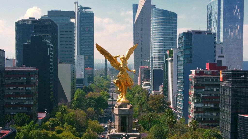 Angel de la independencia con edificios de la cdmx de fondo